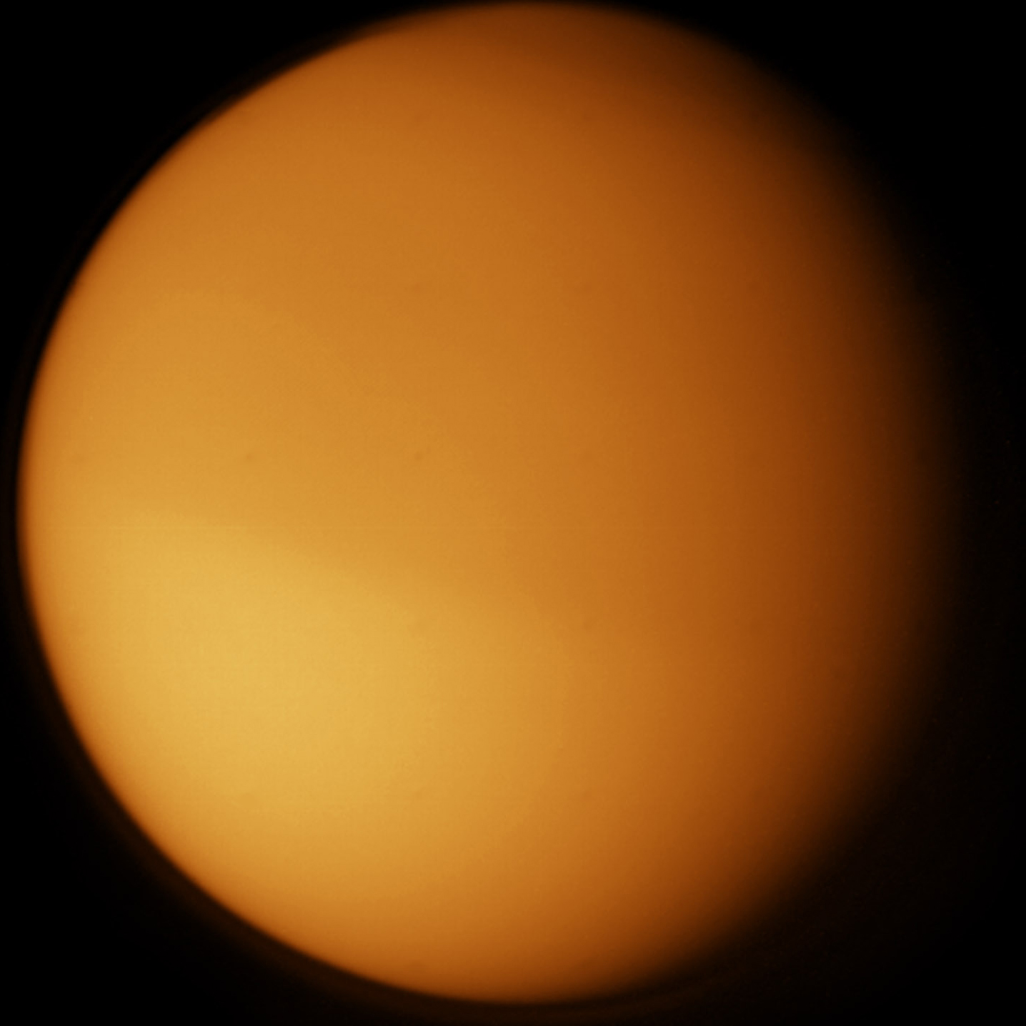 ภาพดวงจันทร์ไททันที่ถ่ายโดยยานวอยเอเจอร์ ยานไม่สามารถมองเห็นสภาพพื้นผิวได้อย่างเลือนรางเนื่องจากมีบรรยากาศสีส้มหนาทึบปกคลุม (ภาพจาก NASA/JPL/Calvin Hamilton)