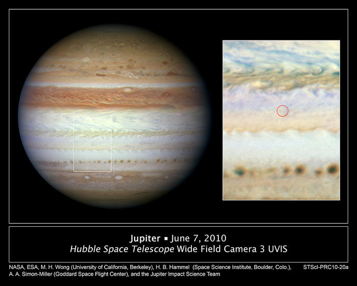 ภาพถ่ายดาวพฤหัสบดีจากกล้องมุมกว้าง 3 ของฮับเบิล เมื่อวันที่ 7 มิถุนายน ในกรอบเล็กแสดงพื้นที่บริเวณที่เกิดแสงวาบขึ้นเมื่อวันที่ 3 แต่ไม่มีร่องรอยของการชนใด ๆ