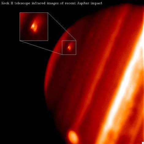 ภาพรังสีอินฟราเรดของดาวพฤหัสบดี ถ่ายโดยกล้องไอทีเอฟของนาซา แสดงจุดที่เกิดการชน เมื่อวันที่ 19 กรกฎาคม 2552 