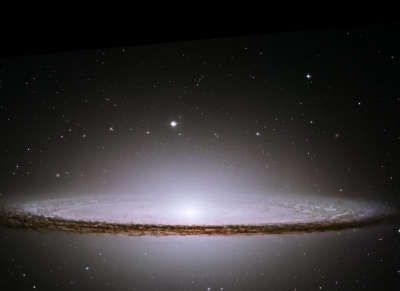 ดาราจักรหมวกปีก (Sombrero Galaxy -- M104) ในกลุ่มดาวหญิงสาว 