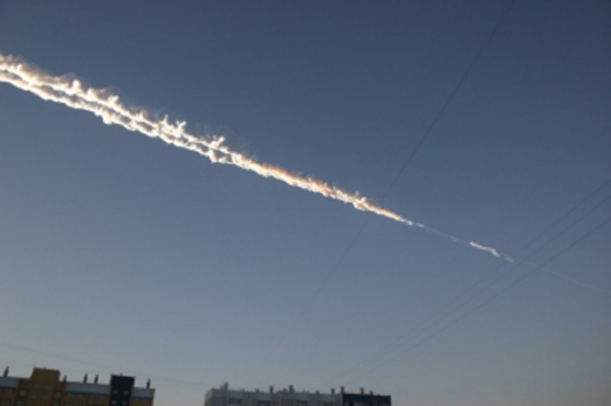 รอยทางดาวตกขนาดยักษ์ที่เกิดขึ้นก่อนที่จะระเบิดขึ้น เมื่อวันที่ 15 กุมภาพันธ์ 2556 