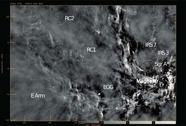 ภาพถ่ายบริเวณใกล้ใจกลางดาราจักรทางช้างเผือกในย่านความถี่วิทยุ ถ่ายโดยเครือข่ายกล้องวีแอลเอ พบจานกำเนิดดาวเคราะห์ 44 ใบ เกาะกลุ่มอยู่เป็นสองกลุ่มใหญ่ ชื่อ อาร์ซี 1 และอาร์ซี 2 สองกลุ่มนี้อยู่ห่างจากหลุมดำยักษ์คนยิงธนูเอสตาร์เพียง 2 และ 2.6 ปีแสงตามลำดับ 