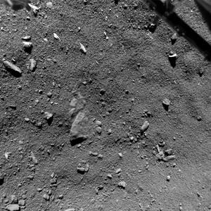 ภาพระยะใกล้ของพื้นผิวที่เต็มไปด้วยฝุ่นของดาวหาง 67 พี ถ่ายโดยยานฟิเล 