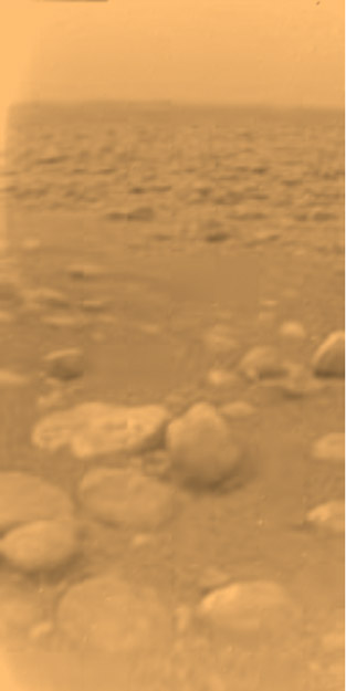 ภาพพื้นผิวของไททัน <wbr>ถ่ายโดยยานไฮเกนส์ขณะกำลังร่อนลงสัมผัสพื้นดินเมื่อวันที่ <wbr>14 <wbr>มกราคม <wbr>2548 <wbr>(ภาพจาก <wbr>ESA/NASA/JPL/University <wbr>of <wbr>Arizona)<br />
<br />
