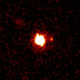 ภาพถ่าย 2003 ยูบี 313 และบริวาร (จุดทางขวา) โดยกล้องโทรทรรศน์เคก แม้จะมีข้อมูลจากการสำรวจเพียงคืนเดียว แต่ก็ยืนยันได้ว่าจุดเล็กนั้นเป็นบริวาร ไม่ใช่ดาวฉากหลัง เพราะพบว่าจุดสองจุดเคลื่อนที่ไปด้วยกันผ่านดาวฉากหลัง (ภาพจาก W.M. Keck Observatory)