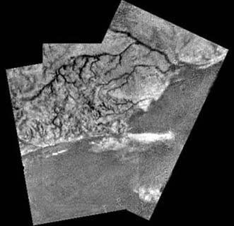 ภาพรายละเอียดบนพื้นผิวของไททัน แสดงลำธารที่พาดจากทิวเขาสูงลงสู่พื้นที่ต่ำอย่างชัดเจน (ภาพจาก ESA/NASA/JPL/University of Arizona)