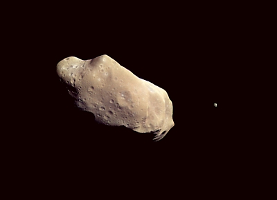 ดาวเคราะห์น้อยไอดา (ซ้าย) กับบริวารดวงจิ๋วชื่อ แด็กทีล (ขวา) (ภาพ Galileo Project / JPL / NASA)
