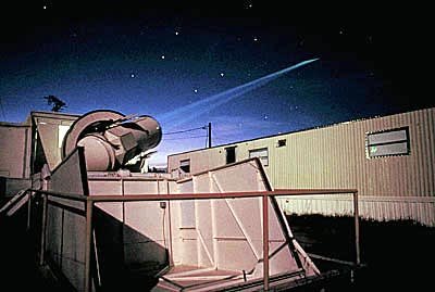 เครื่องวัดระยะทางด้วยเลเซอร์ที่ตั้งอยู่ที่ตั้งหอดูดาวแมกดอนัลด์ของมหาวิทยาลัยเทกซัส การวัดระยะห่างของดวงจันทร์ทำโดยยิงแสงเลเซอร์เป็นเวลาสั้น ๆ ไปยังแผงสะท้อนแสงที่ตั้งไว้บนดวงจันทร์ และวัดระยะเวลาในการสะท้อนกลับ 