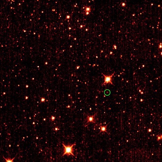 ภาพจากยานนีโอไวส์ <wbr>จุดสว่างส่วนใหญ่ในภาพคือดาราจักรที่อยู่ห่างไกล <wbr>แต่จุดในวงสีเขียวคือดาวเคราะห์น้อย <wbr>2010 <wbr>ทีเค <wbr>7 <wbr>(2010 <wbr>TK7) <wbr>ซึ่งเป็นดาวเคราะห์น้อยทรอยเพียงดวงเดียวของโลกที่เคยค้นพบ<br />
<br />
