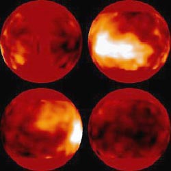 ภาพอินฟราเรดใกล้แสดงพื้นผิวของไททัน ถ่ายโดยกล้องโทรทรรศน์อวกาศฮับเบิลในปี 2537 แต่ละภาพมีมุมการหมุนต่างกัน 90 องศา ส่วนสว่างที่สุดอาจเกิดจากน้ำแข็ง ส่วนมืดอาจเกิดจากตะกอนอินทรีย์ (ภาพจาก Courtesy Peter Smith / NASA / UA Lunar and Planetary Lab)
