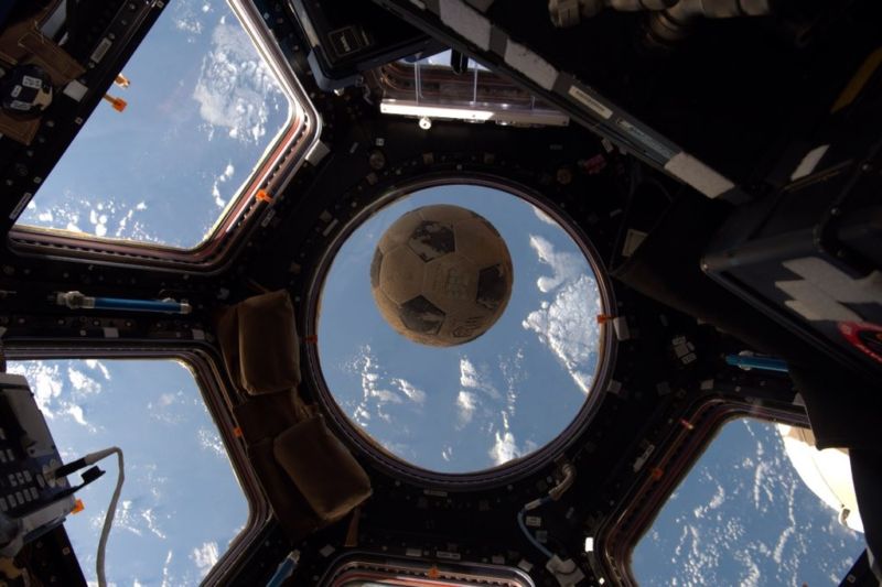 ลูกฟุตบอลที่มีลายเซ็นของสมาชิกทีมฟุตบอลจากโรงเรียนเคลียร์เลกไฮสกูลได้ขึ้นสู่อวกาศแล้ว