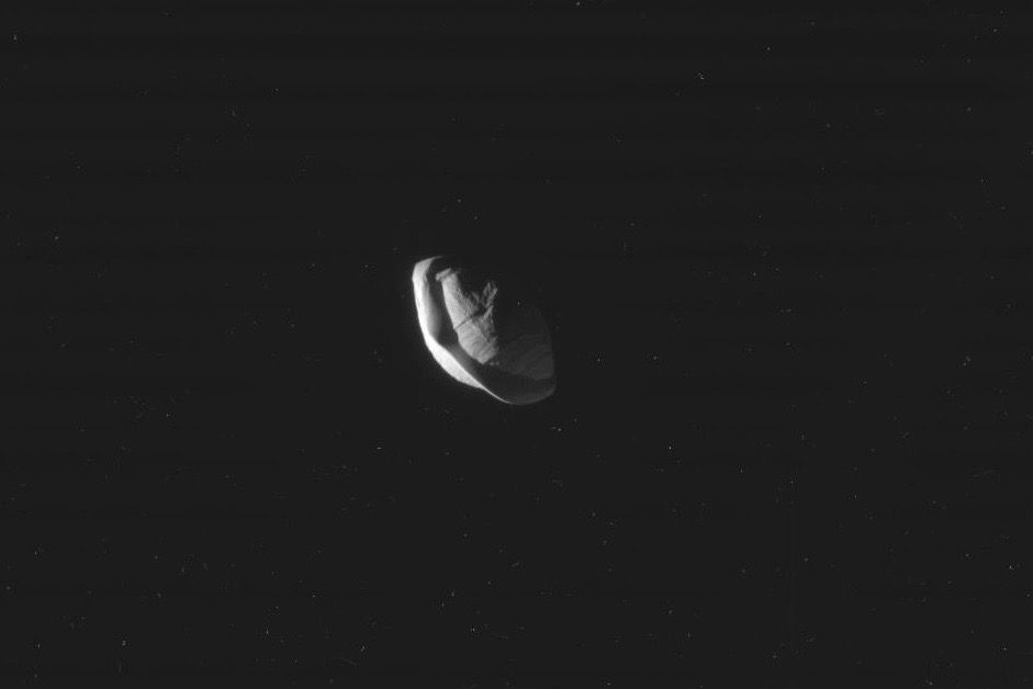 ดวงจันทร์แพนของดาวเสาร์ ถ่ายโดยยานแคสซีนีเมื่อวันที่ 7 มีนาคม 2560 