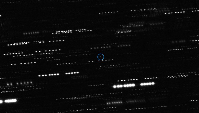 โอมูอามูอา (จุดในวงกลางภาพ) ถ่ายโดยกล้องวีแอลทีของหอดูดาวยุโรปซีกใต้ ผนวกเข้ากับภาพที่ได้จากกล้องเจมิไนใต้