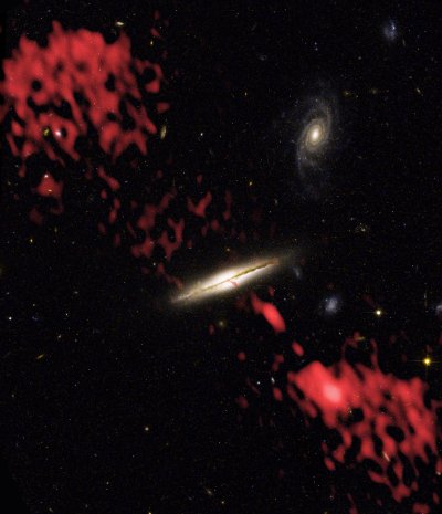 ดาราจักร 0313-192 เป็นดาราจักรชนิดกังหันดาราจักรแรกที่พบว่ามีลำคลื่นวิทยุ ภาพนี้ถ่ายโดยซ้อนภาพแสงขาวที่ถ่ายโดยกล้องโทรทรรศน์อวกาศฮับเบิลและภาพวิทยุที่ถ่ายโดยเครือข่ายวีแอลเอ(ภาพจาก NASA/NRAO/AUI/NSF/W. Keel (University of Alabama))