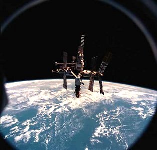 ภาพของสถานีอวกาศมีร์ ถ่ายจากยานกระสวยอวกาศดิสคัฟเวอรีเมื่อเดือนมิถุนายน 2541
