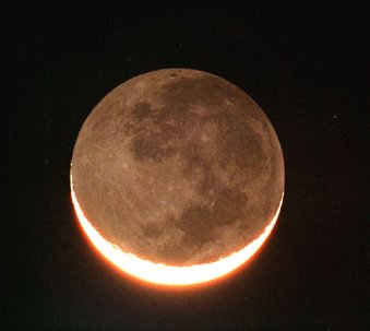 ด้านมืดของดวงจันทร์ สว่างขึ้นได้เนื่องจากแสงอาทิตย์ที่สะท้อนมาจากโลก (ภาพโดยพรชัย อมรศรีจิรทร สมาคมดาราศาสตร์ไทย)