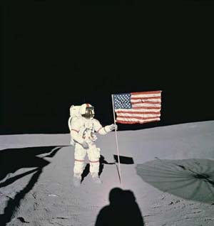 อลัน เชปเพิร์ด ยืนเคียงข้างธงชาติอเมริกันบนผิวดวงจันทร์ เมื่อวันที่ 13 มกราคม 2514 