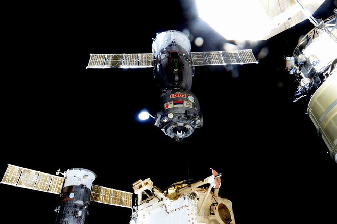 ยานโซยุซ <wbr>ขณะกำลังถอนออกจากสถานีอวกาศนานาชาติ <wbr>(คนละลำกับที่เกิดรูรั่วเมื่อวันที่ <wbr>29 <wbr>สิงหาคม) <wbr><br />
<br />
