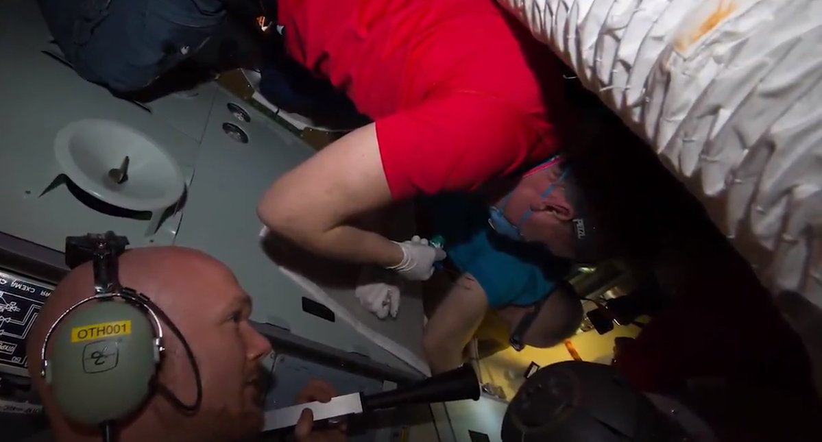 นักบินอวกาศในสถานีอวกาศนานาชาติกำลังซ่อมแซมรูรั่ว