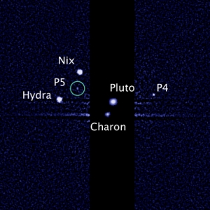 ดาวพลูโตและบริวาร ถ่ายโดยกล้องมุมกว้าง 3 (WFC3) ของกล้องโทรทรรศน์อวกาศฮับเบิล เมื่อวันที่ 7 กรกฎาคม 2555 แสดงบริวารทั้งห้า วงสีเขียวแสดงตำแหน่งของบริวารดวงล่าสุด พี 5 (P5)