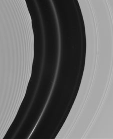 โครงสรางรูปก้นหอยในวงแหวนเอ เกิดจากการรบกวนของดวงจันทร์แพน (ภาพจาก NASA/JPL/Space Science Institute)
