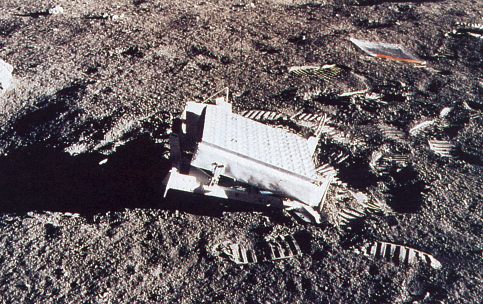 แผงสะท้อนแสงบนดวงจันทร์ที่ติดตั้งโดยนักบินอวกาศจากโครงการอะพอลโล 14 นอกจากอะพอลโล 14 แล้ว ยังมีภารกิจอื่น ๆ ที่มีการนำอุปกรณ์ชนิดนี้ไปติดตั้งบนดวงจันทร์เหมือนกัน ได้แก่ อะพอลโล 11 อะพอลโล 15 และยานลูโนฮอด (Lunokhod) ของสหภาพโซเวียตอีกสองลำ