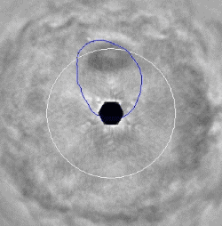 ภาพจุดดำใหญ่ใกล้ขั้วเหนือของดาวพฤหัสบดี ถ่ายในความถี่อัลตราไวโอเลตโดยยานแคสซีนี เส้นโค้งสีน้ำเงินคือเขตแสงเหนือใต้