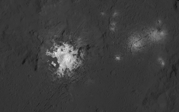จุดขาวที่กลางหลุมออกเคเตอร์บนดาวซีรีส เป็นคราบตะกอนเกลือที่แสดงถึงสภาพชุ่มน้ำใต้พื้นผิวของดาว ภาพจากยานดอว์น 