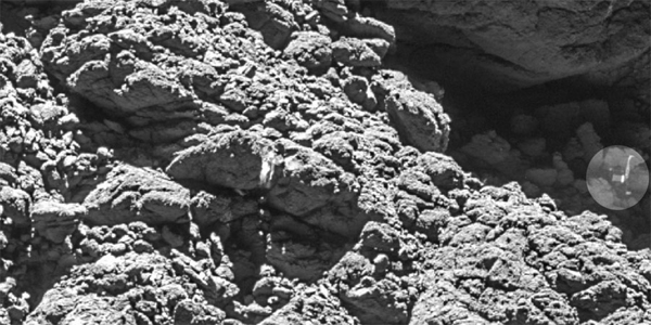 ภาพที่ค้นพบยานฟีเล ถ่ายโดยยานโรเซตตาเมื่อวันที่ 2 กันยายน 2559 ยานฟีเลจอดจะแคงอยู่ในหลืบหินทางขวาสุดของภาพ