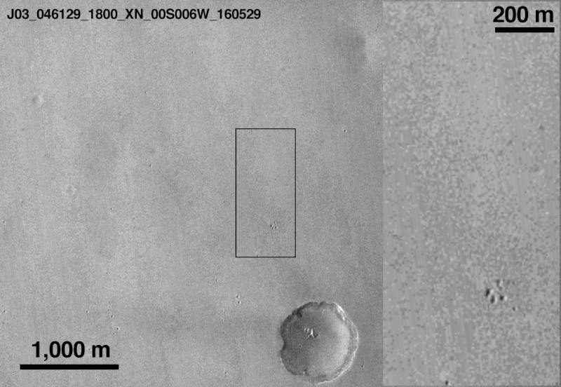 ภาพถ่ายพื้นดินดาวอังคาร ณ บริเวณที่คาดว่าเป็นจุดลงจอดของยานสกียาปาเรลลี ถ่ายโดยยานมาร์สรีคอนเนสเซนซ์ออร์บิเตอร์ ภาพแต่ละภาพมีความละเอียด 6 เมตรต่อพิกเซล เป็นภาพที่สลับไปมาระหว่างภาพที่ถ่ายเมื่อเดือนพฤษภาคมกับภาพที่ถ่ายในวันถัดจากการลงจอดของยาน จุดสีดำน่าจะเป็นจุดที่ยานตกกระทบพื้น จุดขาวด้านล่างคือร่มชูชีพที่ปลดทิ้งออกไป