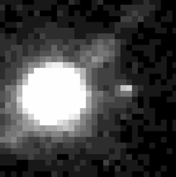 ภาพที่ค้นพบบริวารของคามิลลา (จุดเล็ก ๆ ทางขวา) ถ่ายเมื่อวันที่ 1 มีนาคม 2544 แต่ละ 1 พิกเซลมีขนาด 0.046 พิลิปดา (ภาพจาก STScI / Alex Storrs et al.)