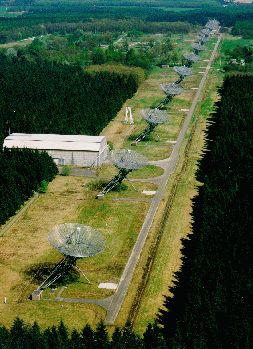กล้องโทรทรรศน์วิทยุเวสเตอร์บอร์กซินทีซีส <wbr>ประกอบด้วยจานวิทยุ <wbr>14 <wbr>จาน <wbr>เรียงกันเป็นแนวยาว <wbr>2.7 <wbr>กิโลเมตรทางตะวันออก-ตก <wbr>(ภาพจาก <wbr>ASTRON <wbr>(Netherlands <wbr>Foundation <wbr>for <wbr>Research <wbr>in <wbr>Astronomy))<br />
<br />
<br />
